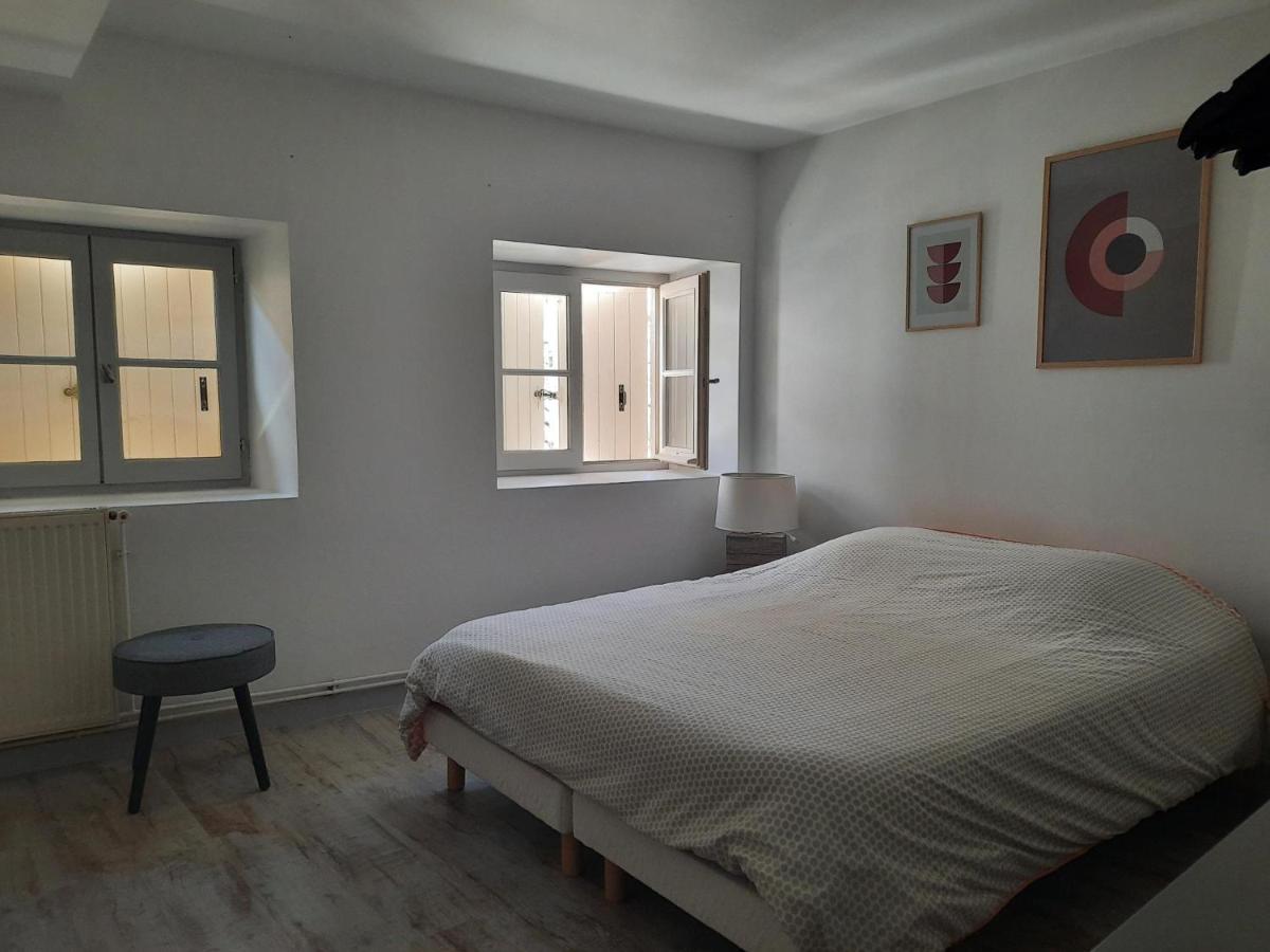 Duplex Place Du Marche Saint-Jean-dʼAngély Екстериор снимка
